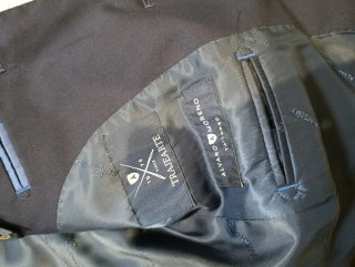 Traje de chico azul marino de Álvaro Moreno.