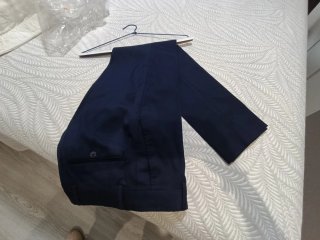 Traje de chico azul marino de Álvaro Moreno.