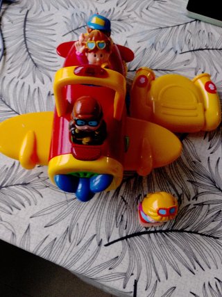Avión de juguete con figuras