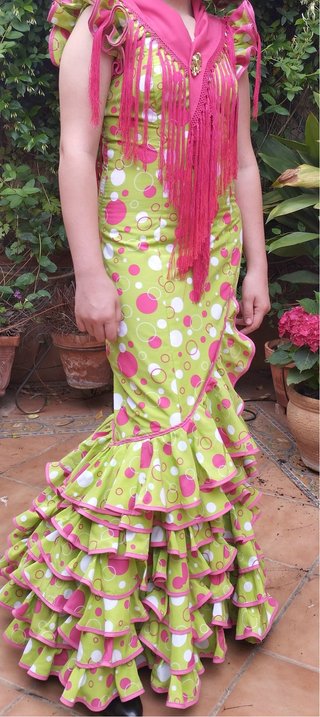 Traje de flamenca verde limon y fucsia