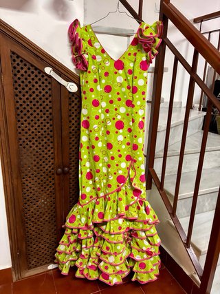Traje de flamenca verde limon y fucsia