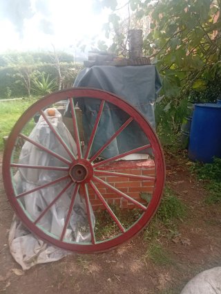Rueda antigua de carro de caballos