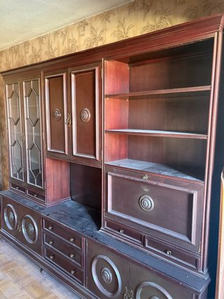 Mueble salón clásico madera oscura
