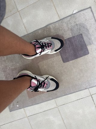 Zapatillas Deportivas Blancas y Rosas Talla 42.