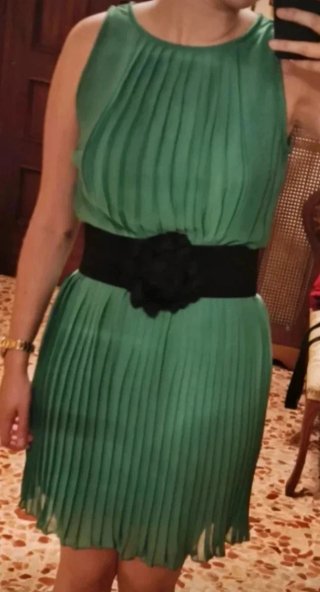 Vestido verde con cinturón negro
