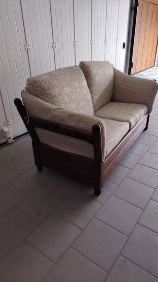 Vendo 2 divani 2 posti in legno di noce