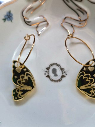 Pendientes alas de mariposa doradas Loop acrílico