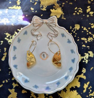 Pendientes alas de mariposa doradas Loop acrílico