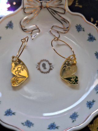 Pendientes alas de mariposa doradas Loop acrílico