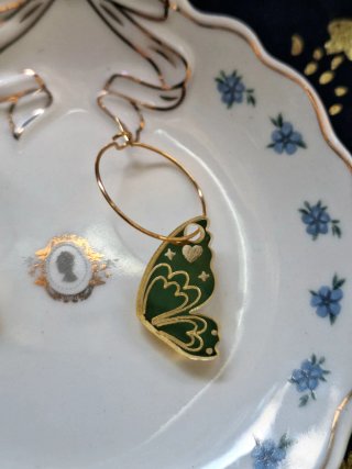 Pendientes alas de mariposa doradas Loop acrílico