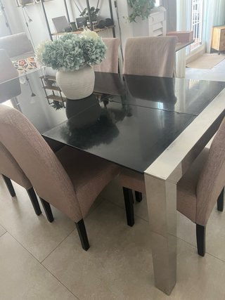 Sillas de comedor beige y marrón