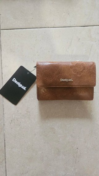 Monedero de color calmel desigual