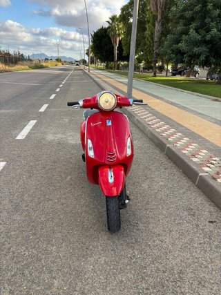 Vespa Scooter Roja