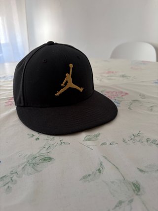 Gorra Jordan Negra y Dorada