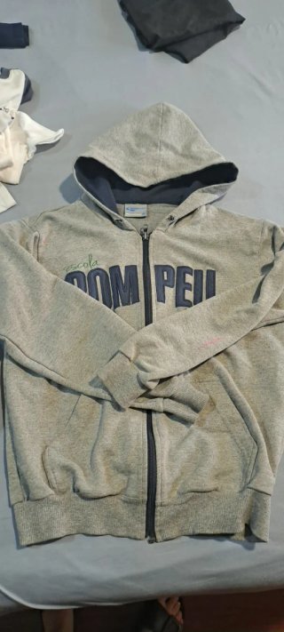 Sudadera ,un poco manchada de rotulador.
