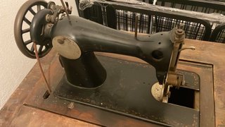 Máquina de coser ALFA antigua con mueble