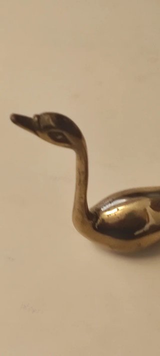 Figura cisne bronce cuello largo