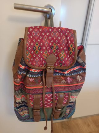Mochila de Tela y Piel Estampada. Gran capacidad.