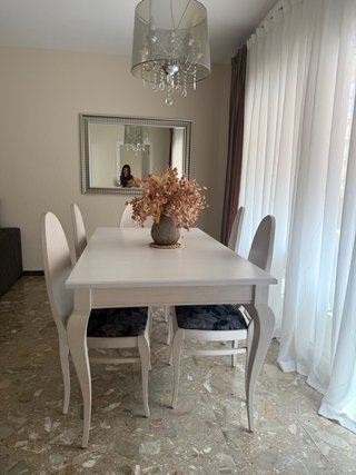 Mesa de comedor blanca y 5 sillas
