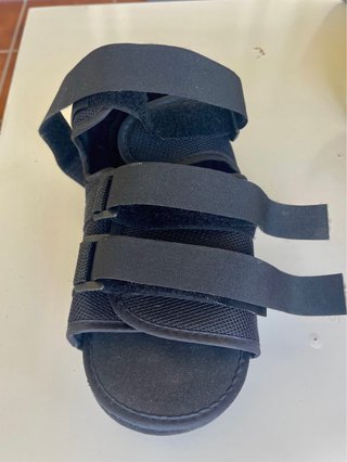 Zapato ortopédico con tacón invertido.