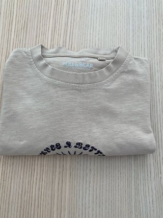 Camiseta Pull&Bear beige con estampado
