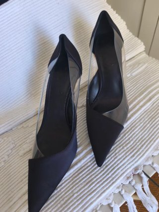 Zapatos de tacón negros con transparencias