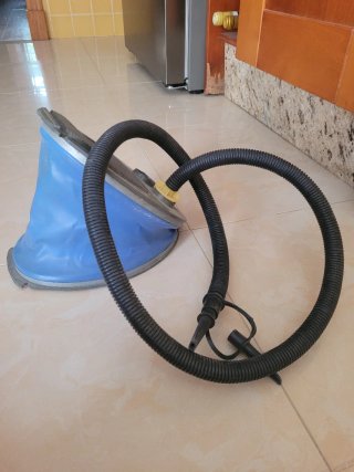 Inflador de pie azul con manguera