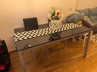 Mesa cristal y 4 sillas comedor