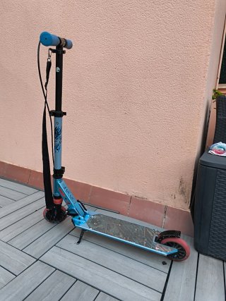 Patinete Oxelo Decathlon azul y rojo.