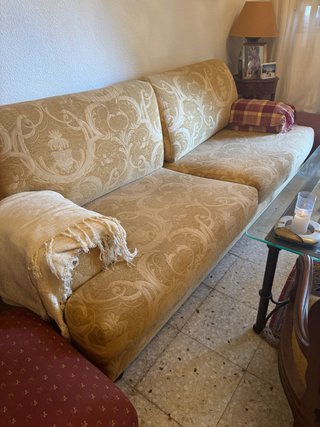 Sofá de tela beige con estampado