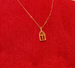 Colgante Cruz en Capilla Oro Macizo de 18 kilates.