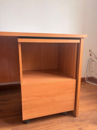 Escritorio de madera con cajones