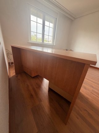 Escritorio de madera con cajones