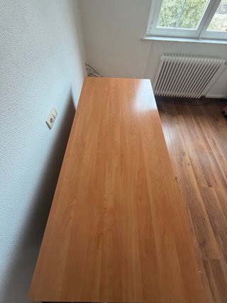 Escritorio de madera con cajones