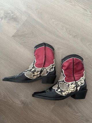 Botines piel Zara efecto serpiente, negro y rojo