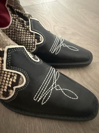 Botines piel Zara efecto serpiente, negro y rojo