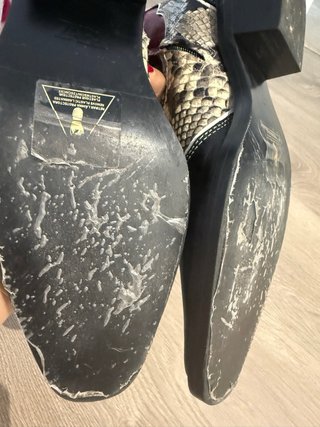 Botines piel Zara efecto serpiente, negro y rojo