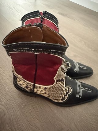 Botines piel Zara efecto serpiente, negro y rojo