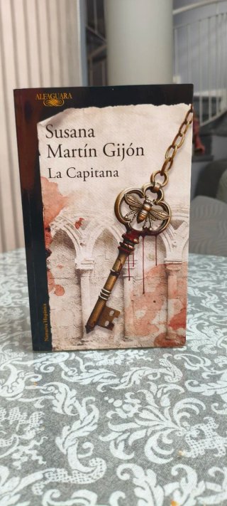 La Capitana / The Captain (Spanish Edition)
