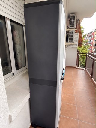 Armario exterior de plástico gris y negro