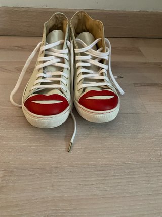 Zapatillas altas con labios rojos