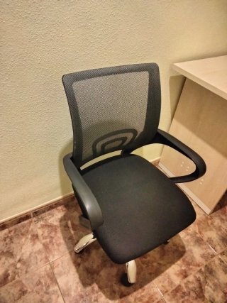Escritorio con Silla de oficina ergonómica negra