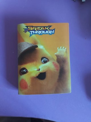 Álbum de cartas Pokémon lleno con repetidas.