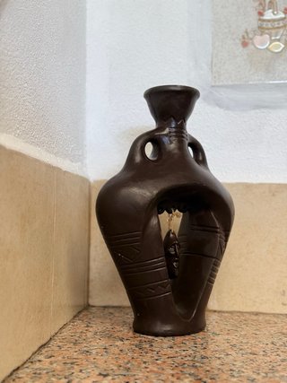 Figura Decorativa de Cerámica Negra
