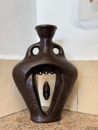 Figura Decorativa de Cerámica Negra