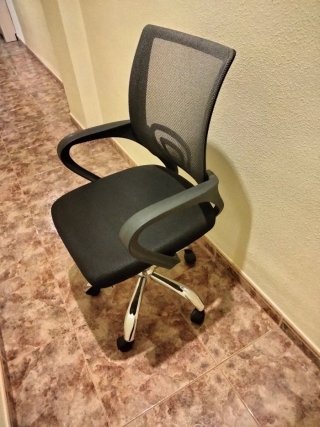 Silla de oficina ergonómica negra