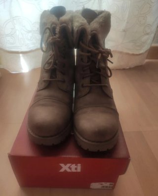Botines marrones con cordones XTI