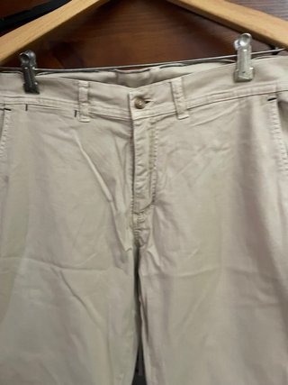 Pantalón chino beige