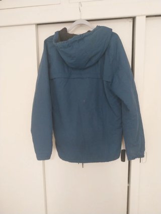 Giubbotto sportivo blu con cappuccio