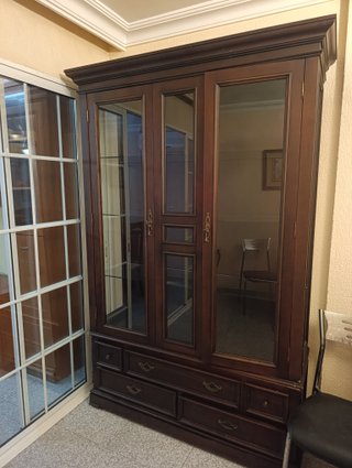 Vitrina de cristal y madera oscura